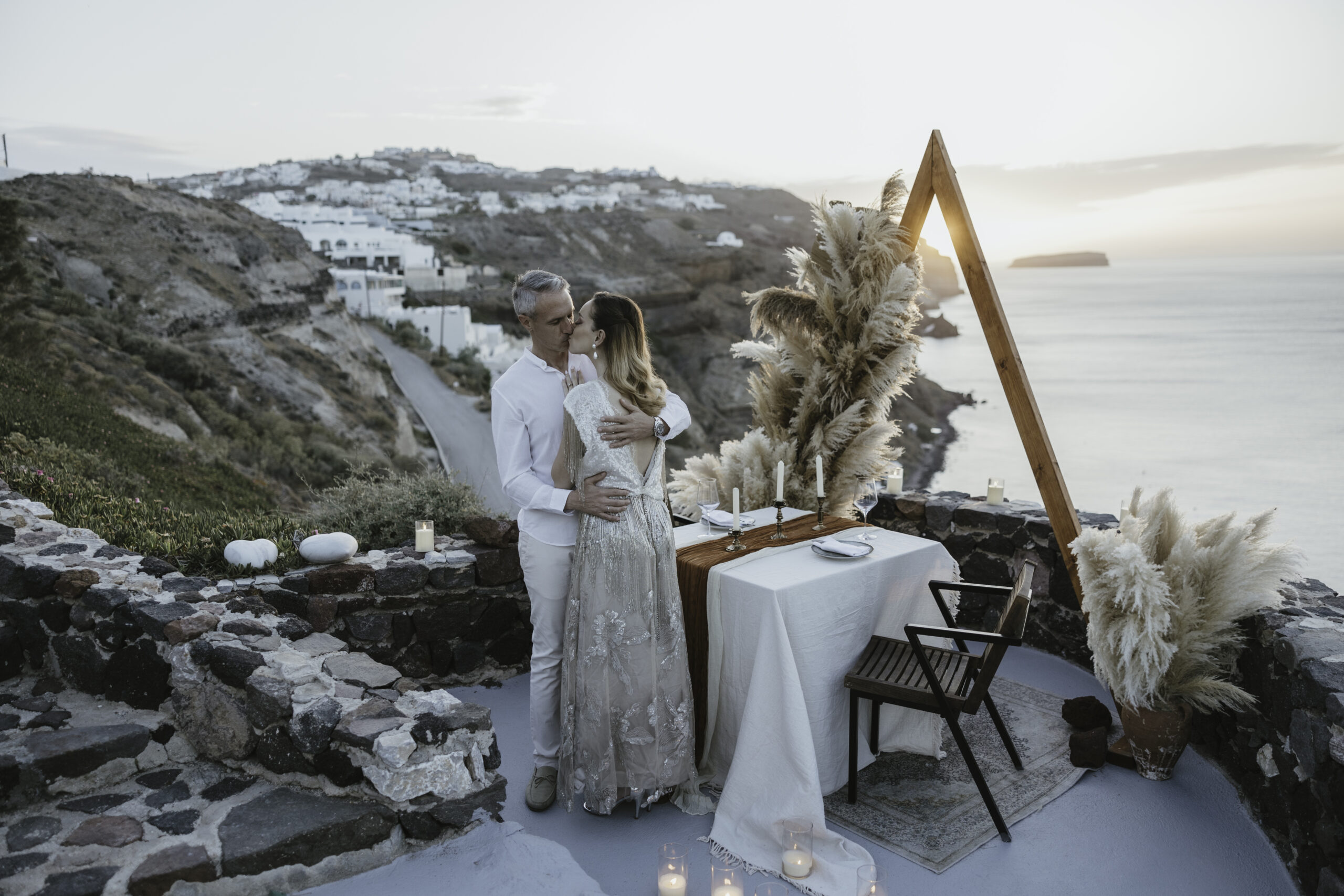9santorini-love-tales-elopements-nikos-korakakis